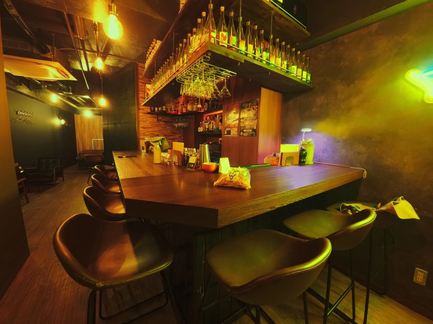 八番街Drip'sのバーカウンター内観