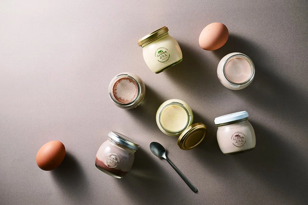 ガラス瓶に入ったプリンと生卵