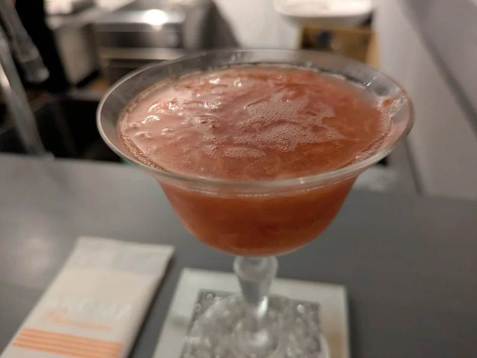 ピンク色のフルーティーなカクテル