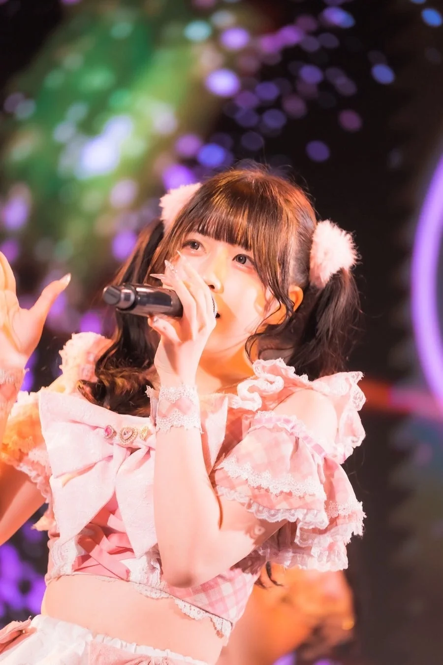 ピンクのフリルとチェック柄衣装のメンバー