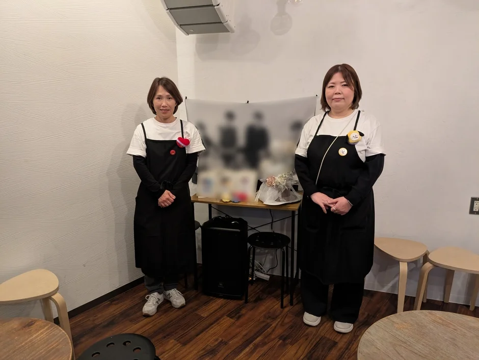 カフェで働く二人の女性