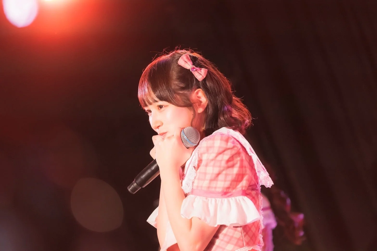 ピンクのチェック柄衣装のショートヘアメンバー