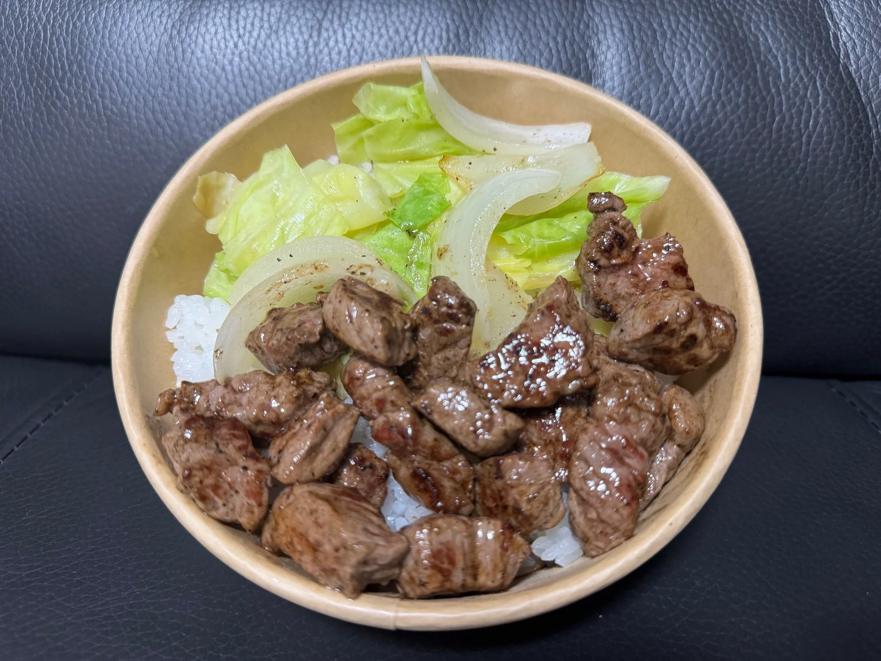 一口サイズのステーキ肉がたっぷり乗せられた丼もの