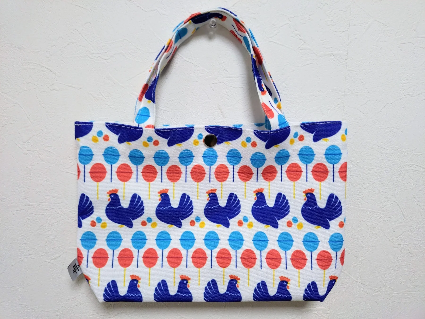 ニワトリ柄のトートバッグ