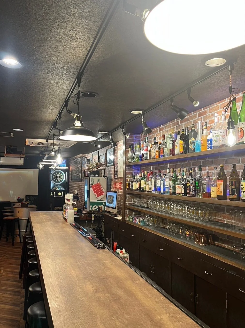 ダーツボードとカウンターがあるMOSHの内観