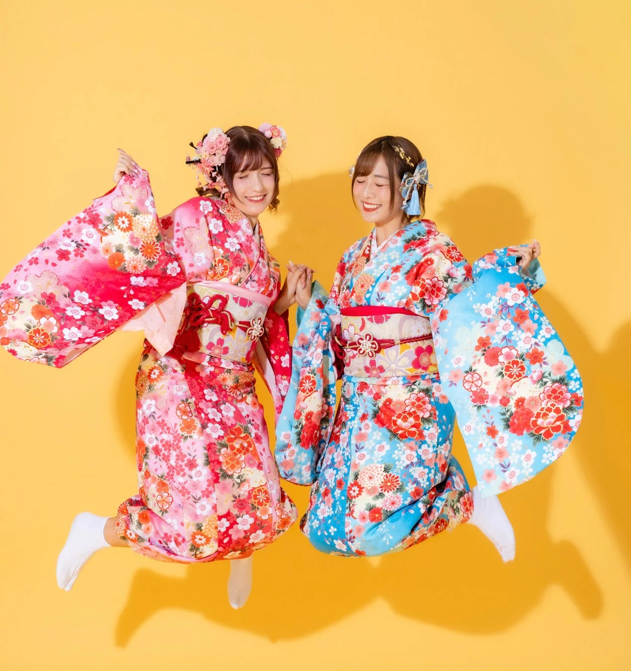 鮮やかな花柄の振袖を着た二人の女性