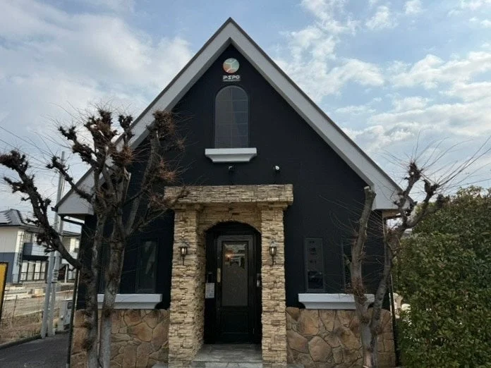 モダンな外観の「P・SPO 久万ノ台店」