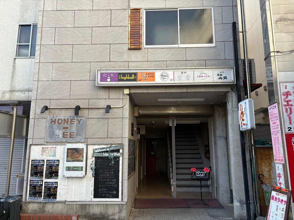 HONEY BEEの看板がある雑居ビル