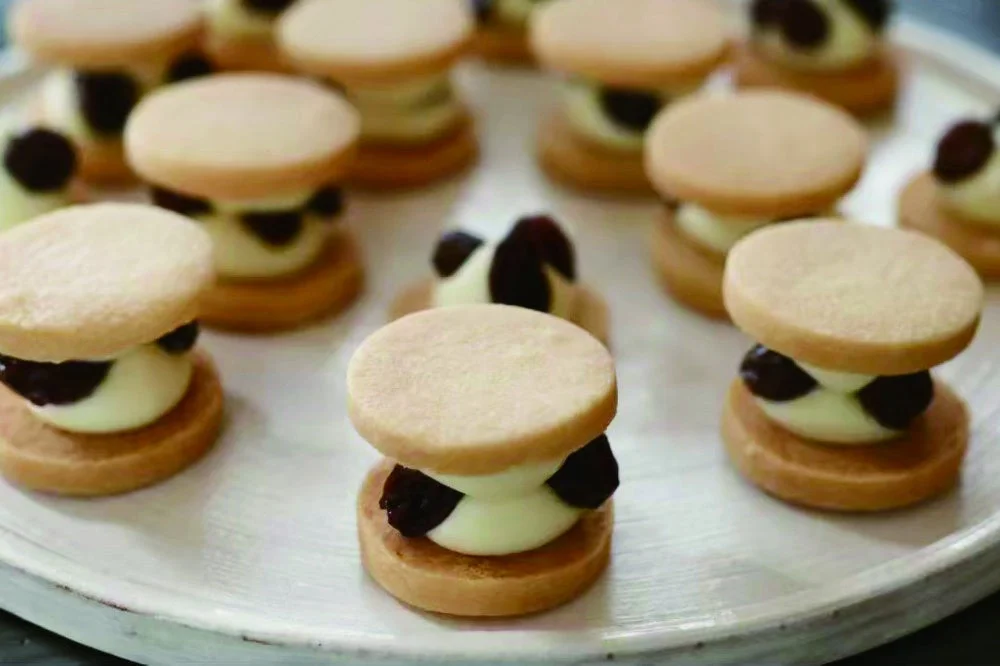 クリームとドライフルーツが挟まれたクッキーサンド