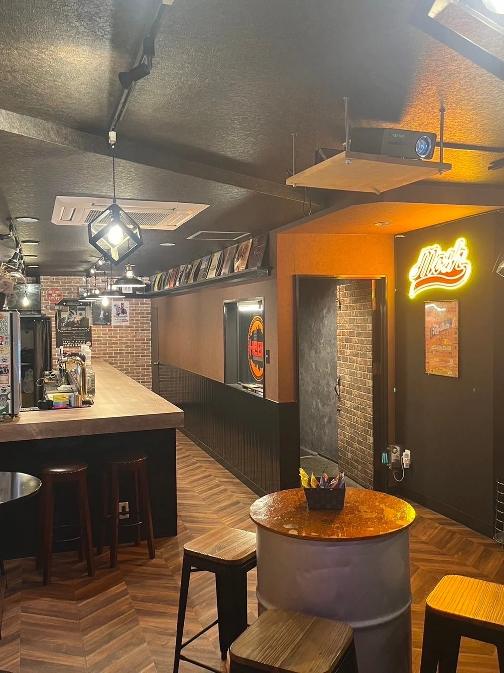 MOSHのレンガ壁とモダンな内観