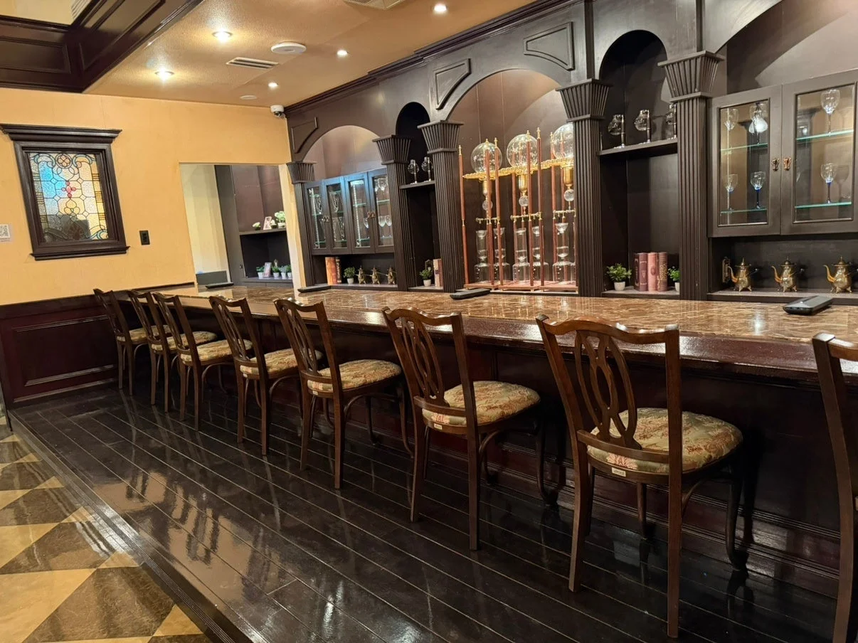 クラシックな雰囲気のカウンター席