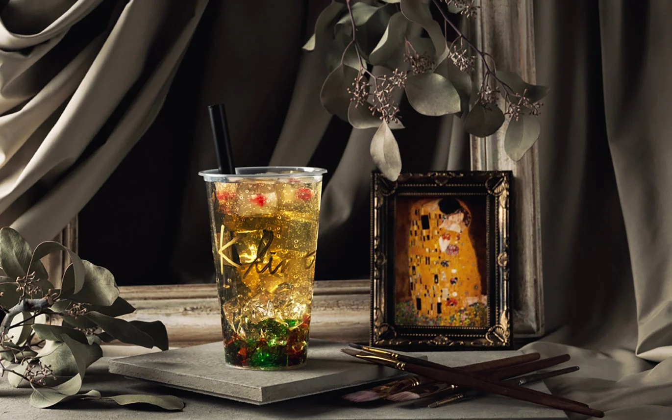 クリムトの絵画とドリンク