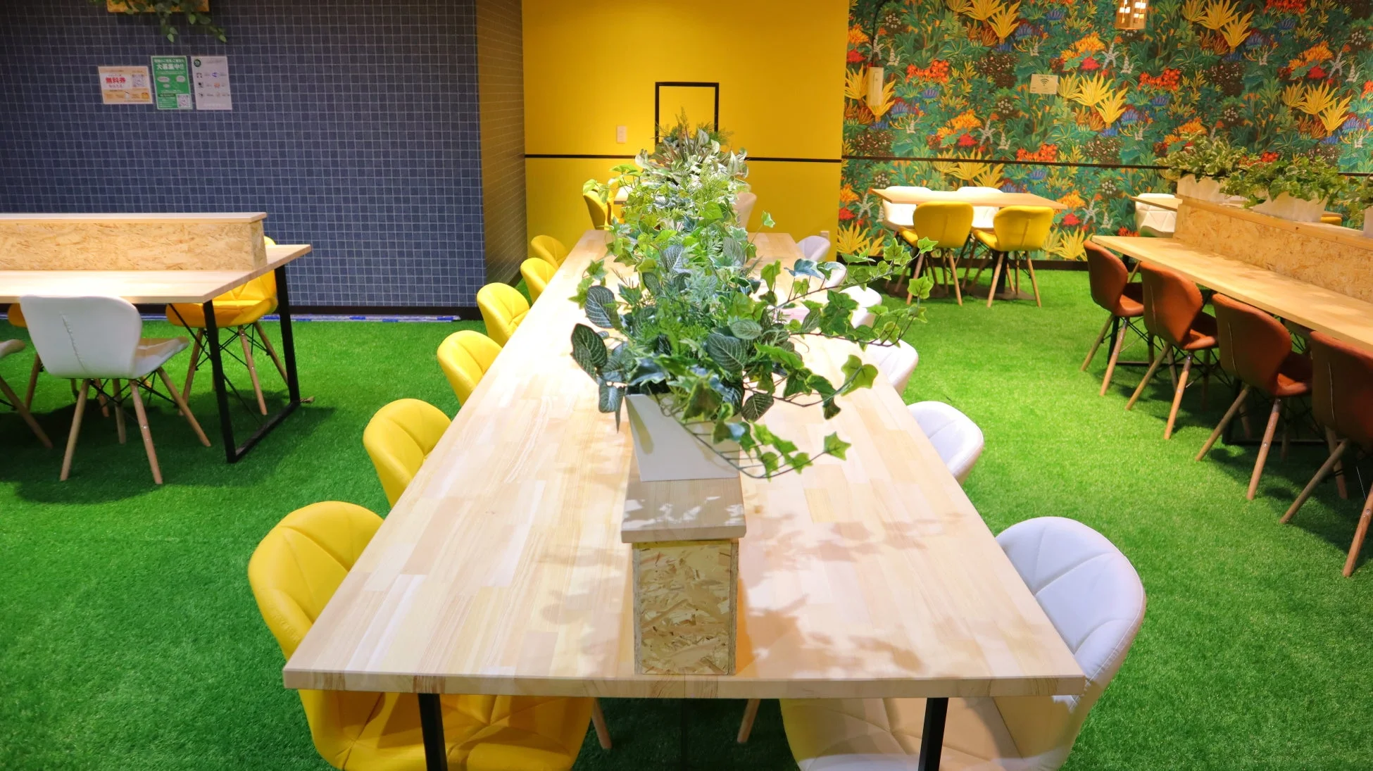 人工芝の床が特徴的なカフェ