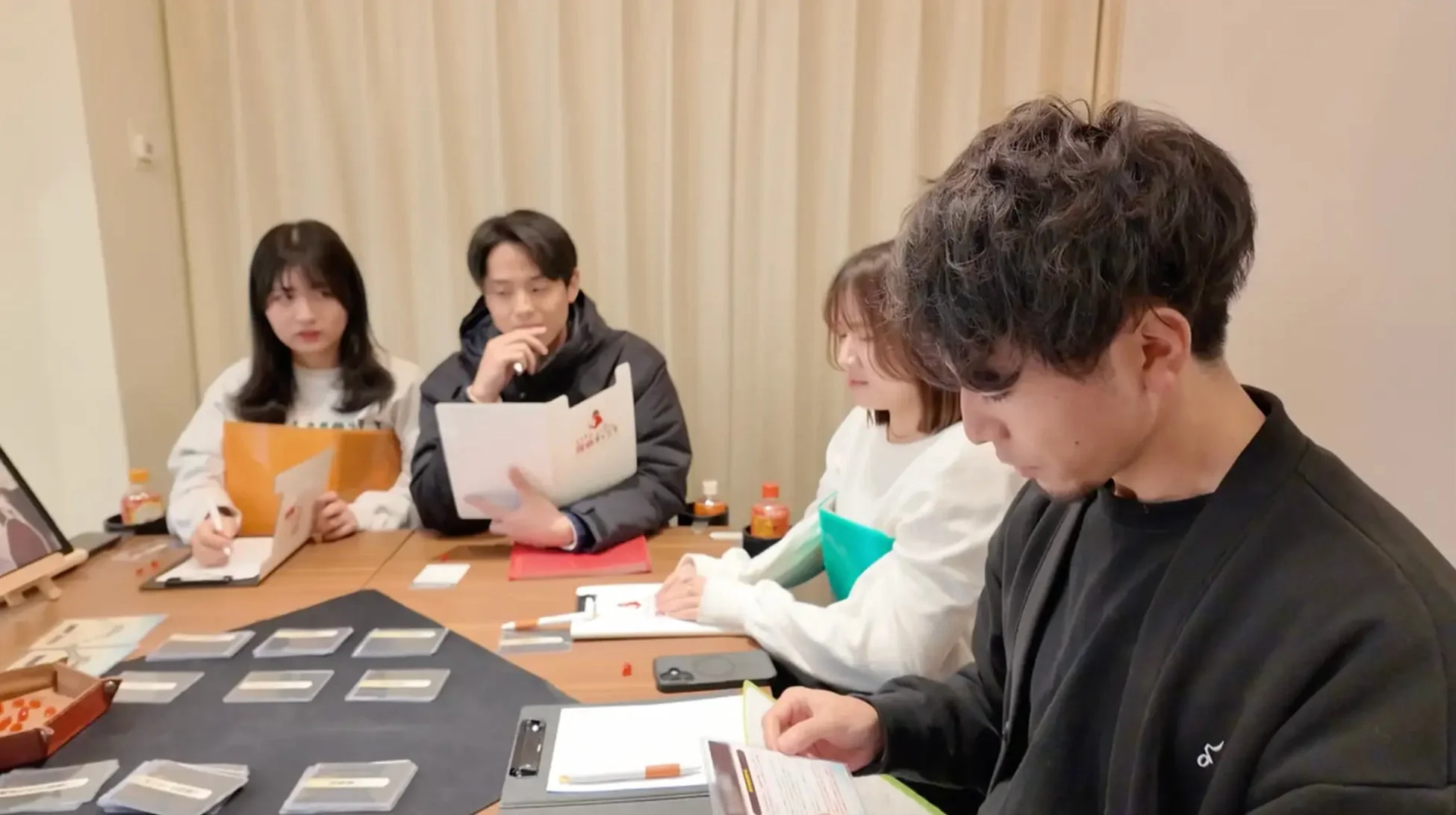 若者がボードゲームをしている様子