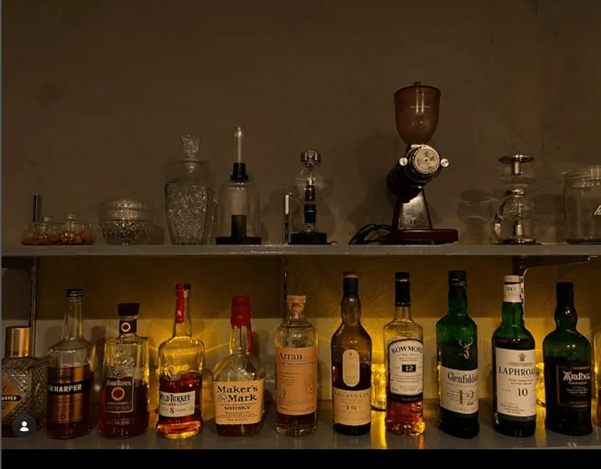 多種多様なウイスキーボトルが並ぶ棚