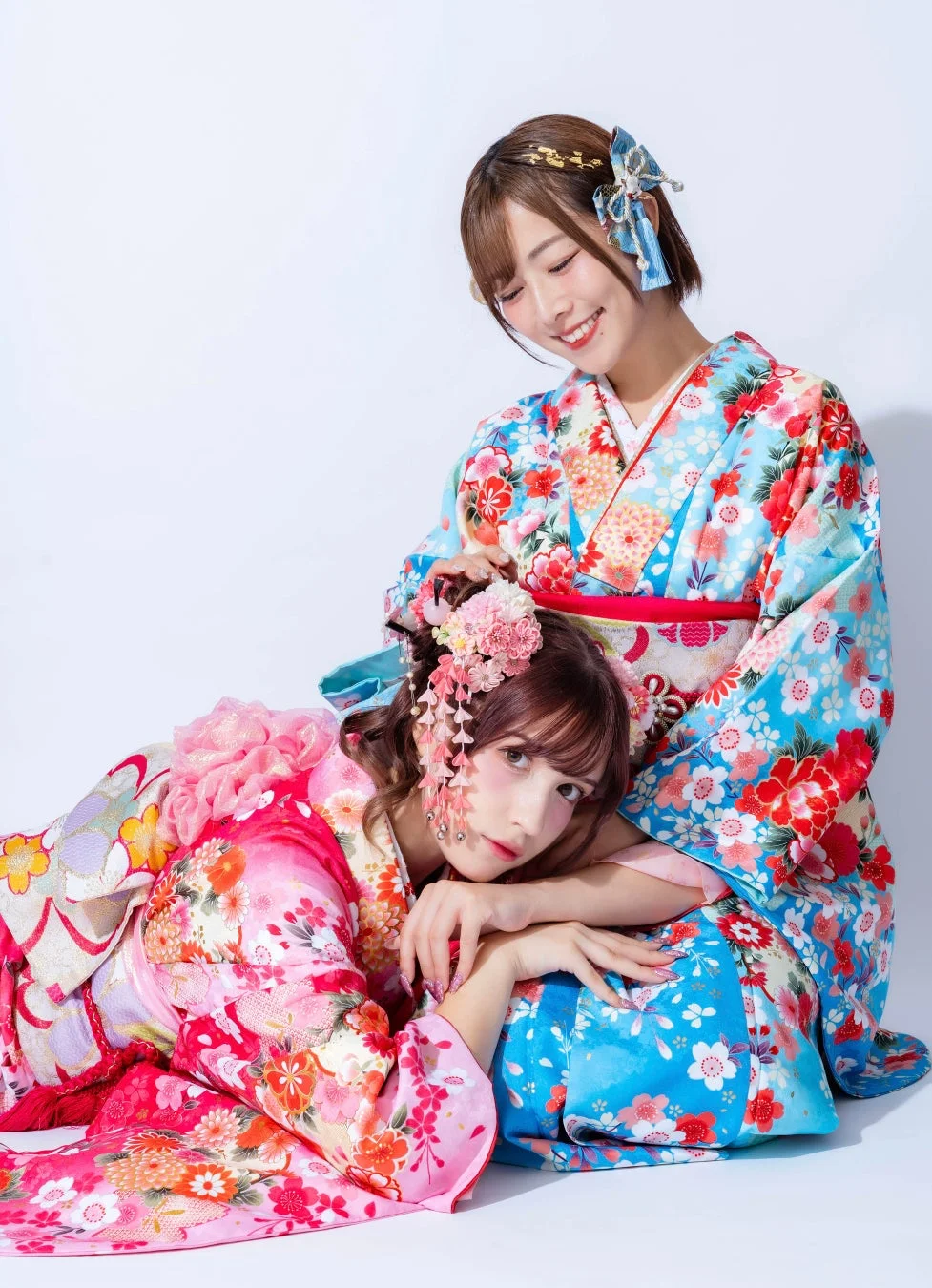 鮮やかな花柄の着物をまとった二人の女性