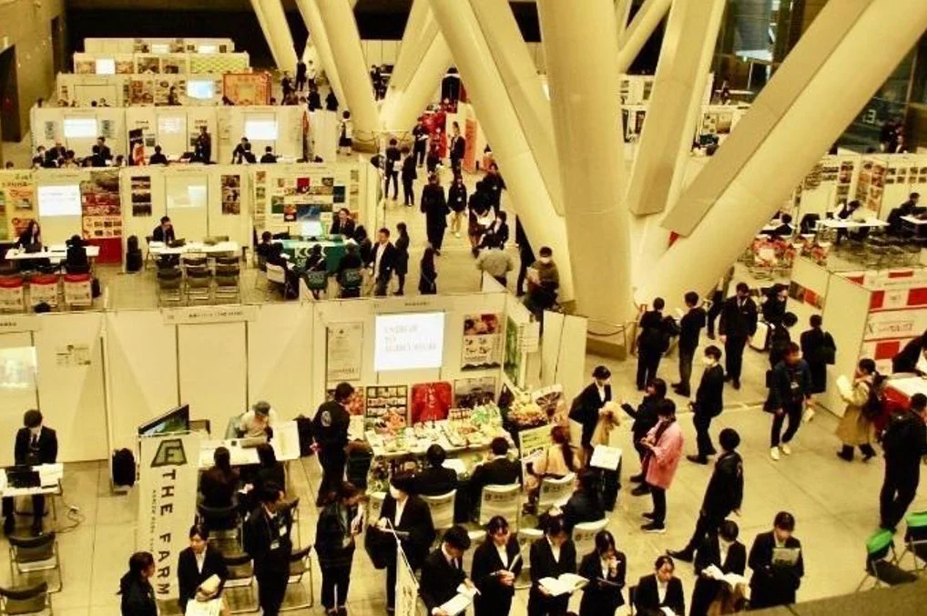 広々とした屋内会場で多くの人々が集まるイベントの様子