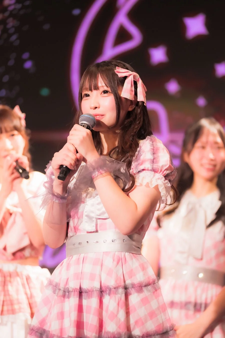 ピンクと白のチェック柄衣装のメンバー