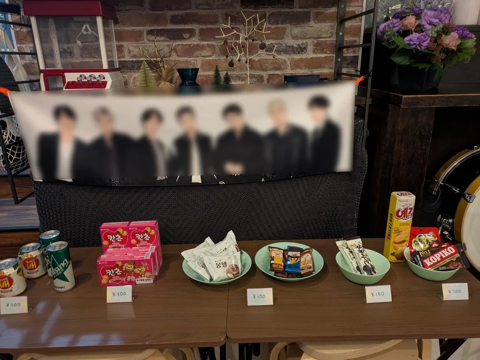 韓国の飲料やスナック菓子が並ぶ棚