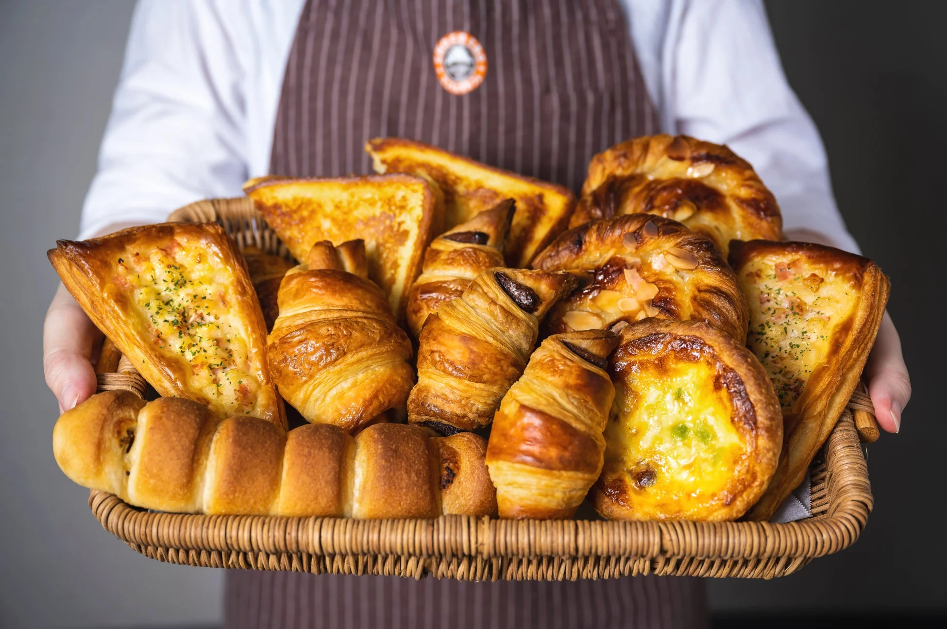 焼きたてパンを持つ人