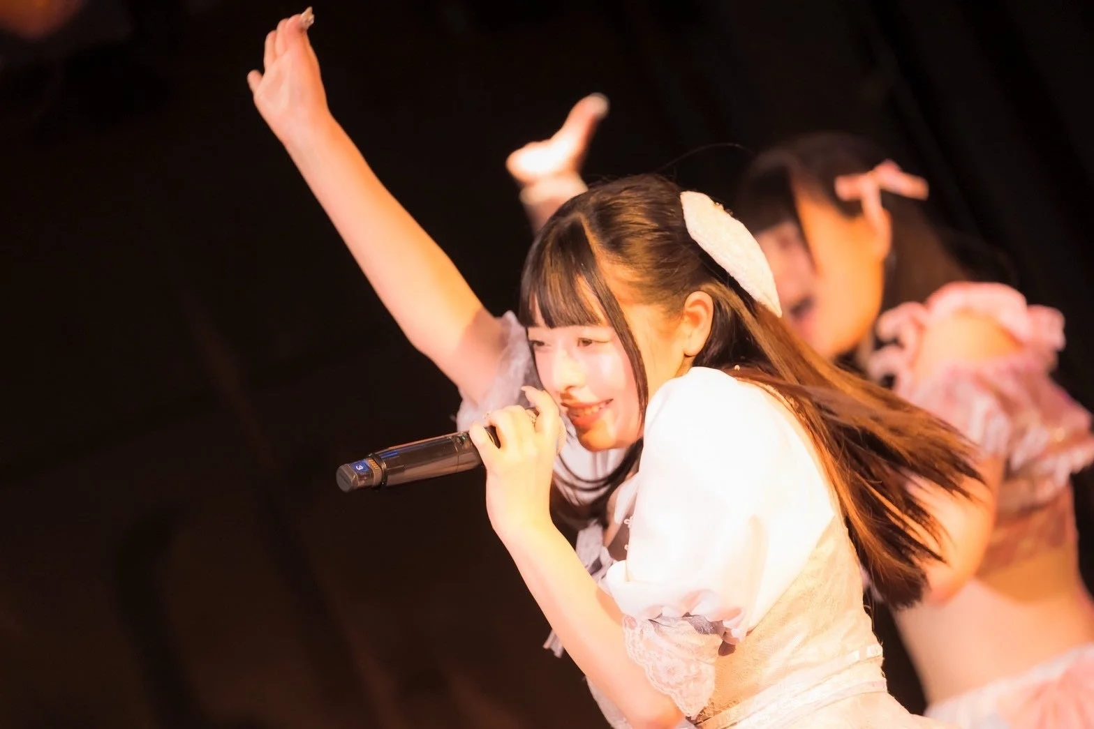 白いフリル衣装のメンバー