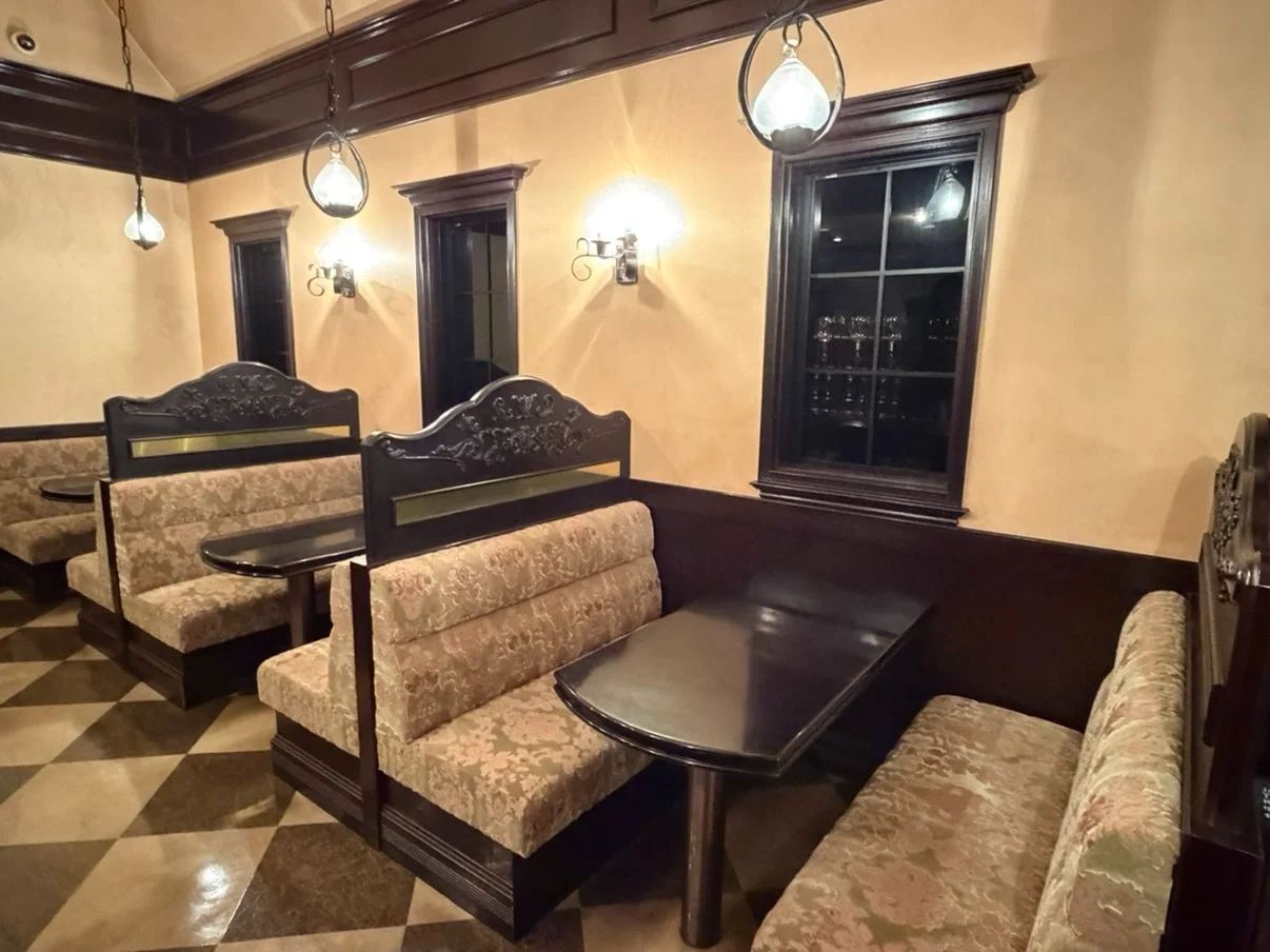 落ち着いた雰囲気のソファ席