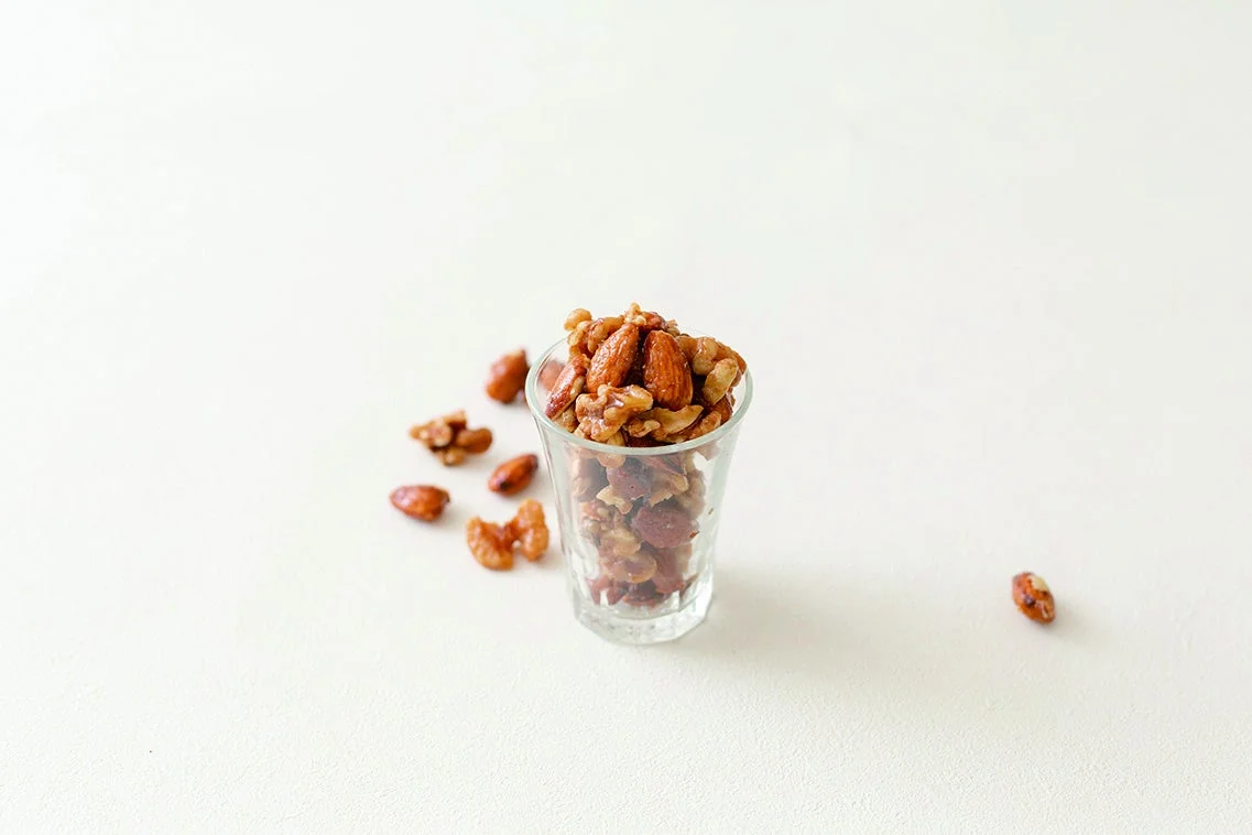 透明なグラスに入ったミックスナッツ