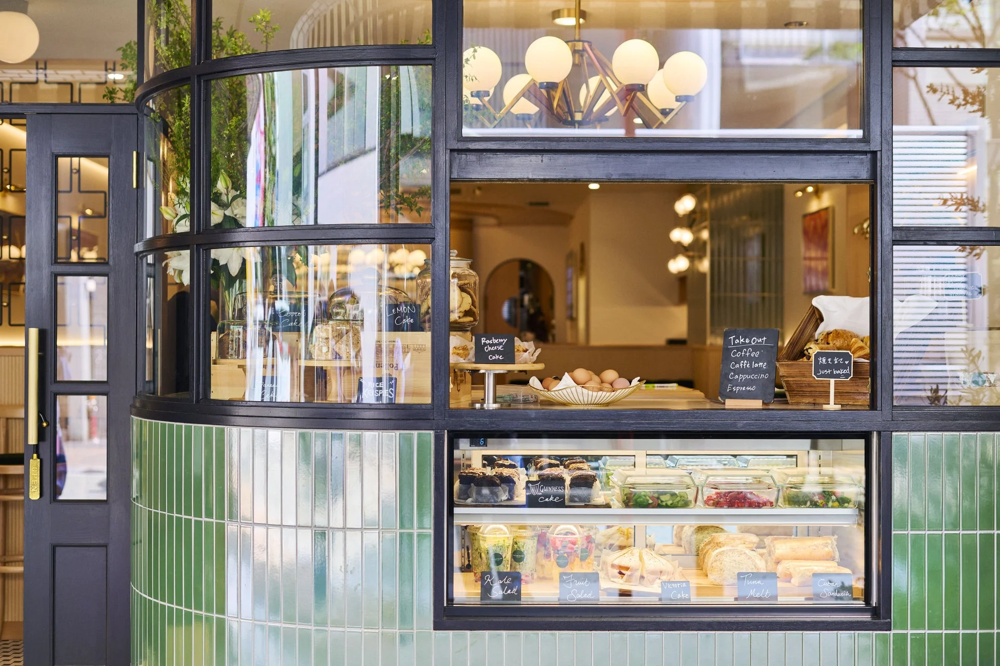 モダンなカフェの店頭