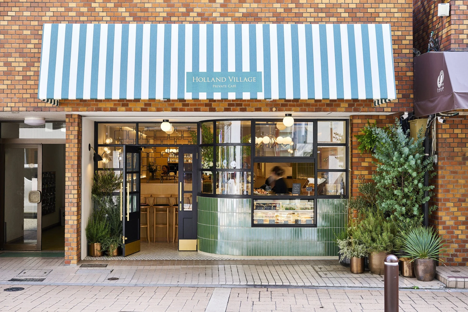 煉瓦造りのモダンなカフェ外観