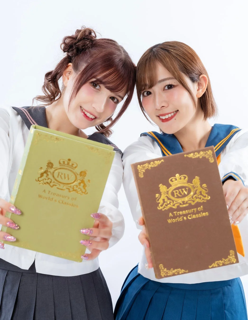 セーラー服を着た二人の女性