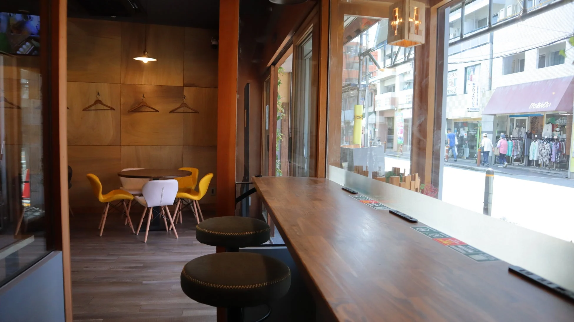 窓から街並みを望むカフェの様子