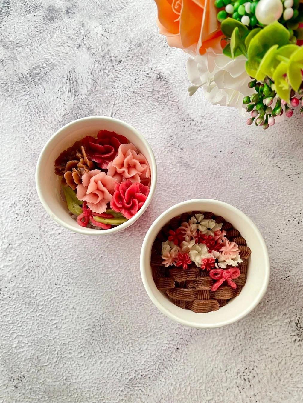 花をモチーフにしたデコレーションのカップスイーツ