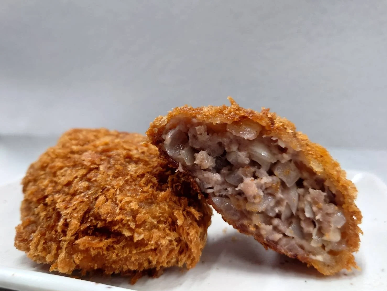 揚げたてのような衣が特徴のメンチカツ