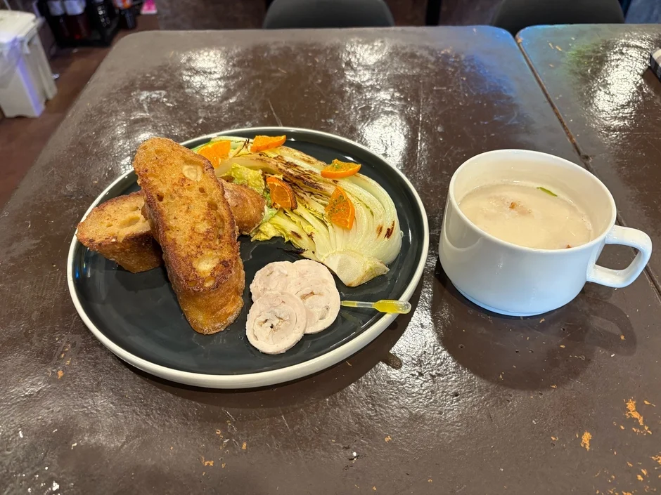 フレンチトースト、グリル野菜、チキンロール、カップスープのセット