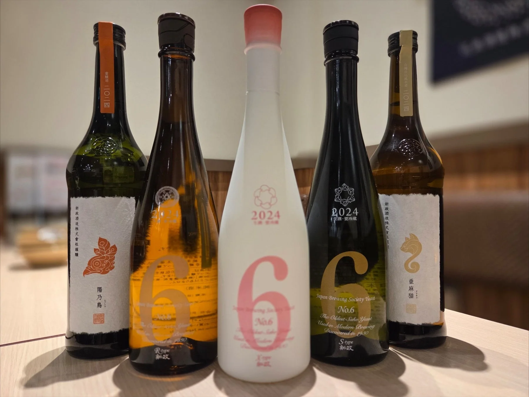 新政酒造の人気銘柄「No.6」シリーズの日本酒が5本並べられています