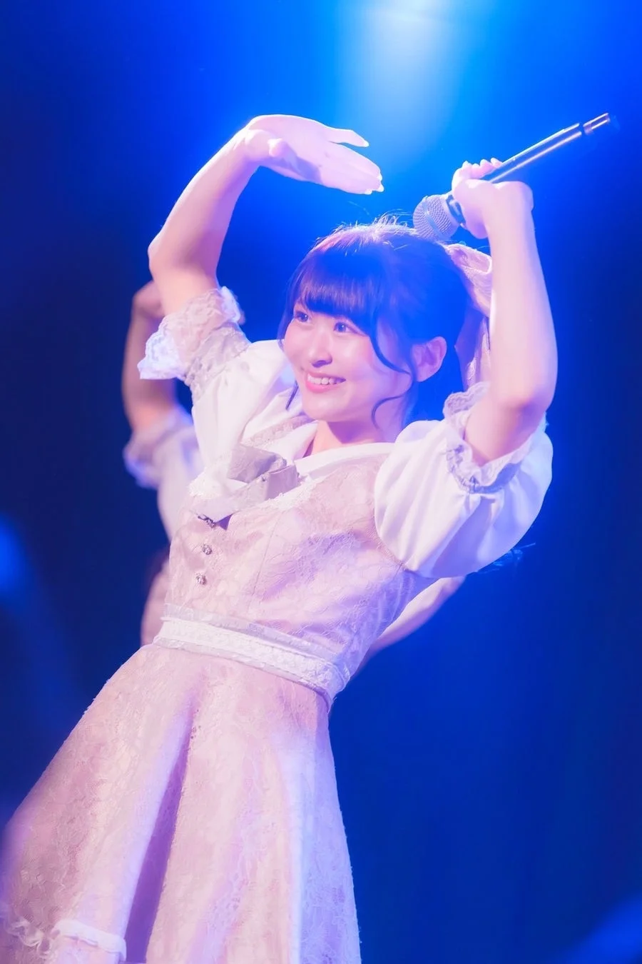 ステージで歌唱するメンバー