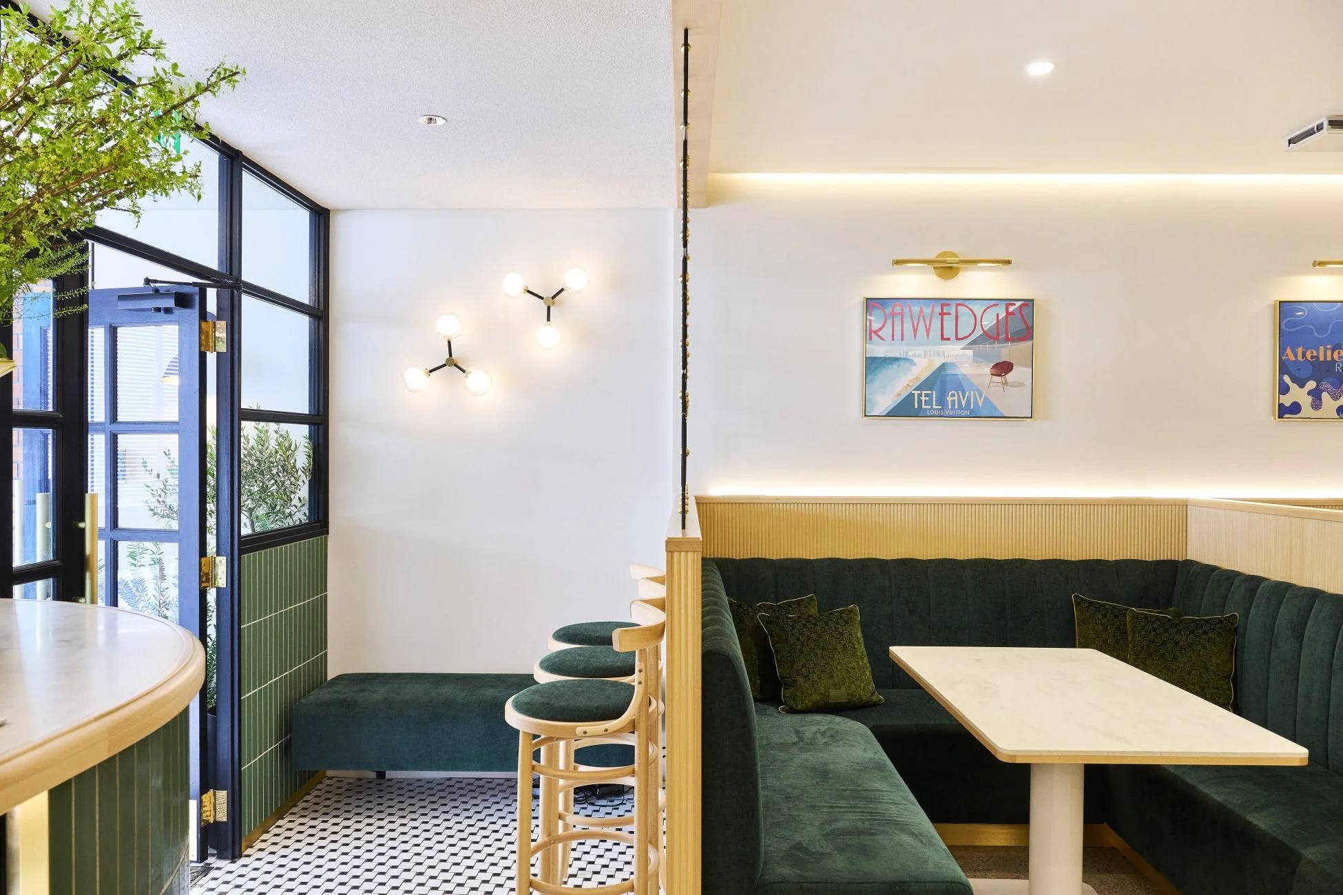 モダンでスタイリッシュなカフェの店内