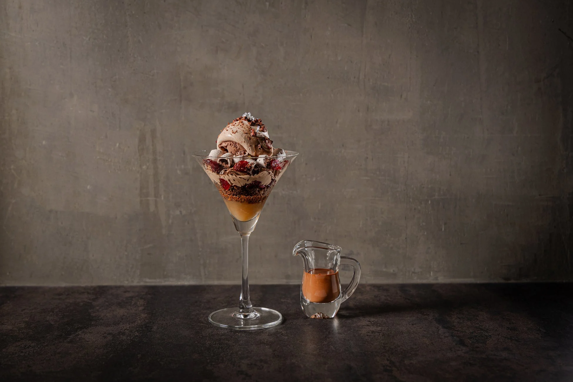 クランベリーと凍頂烏龍薫るビーントゥバーチョコレートパフェの画像