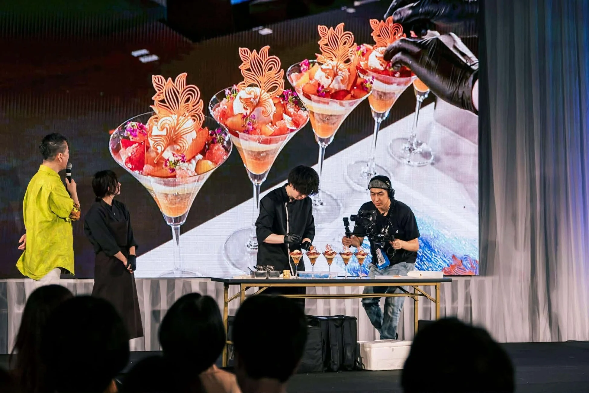 パフェ実演と観客