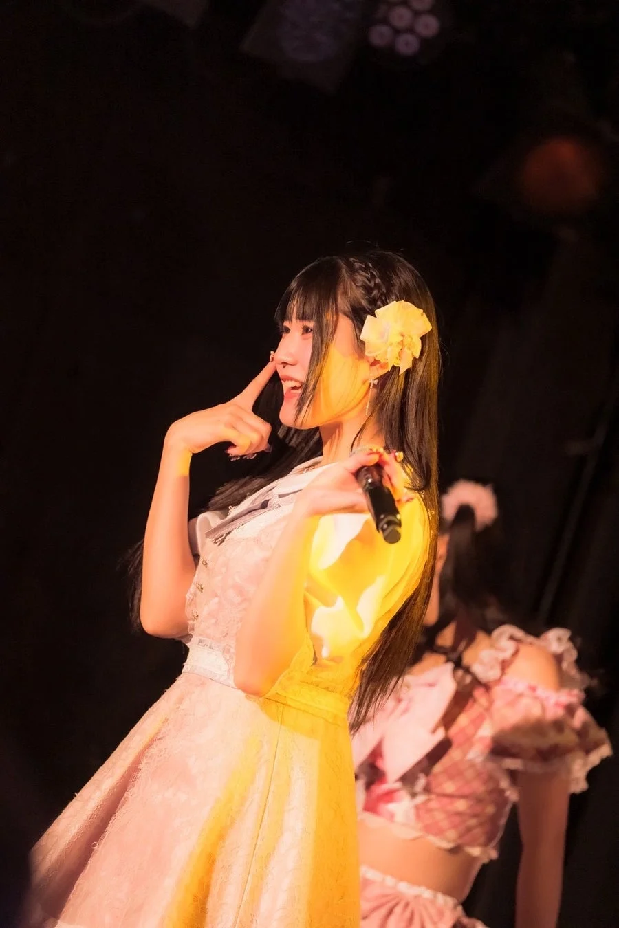 ピンクのレースドレスのメンバー