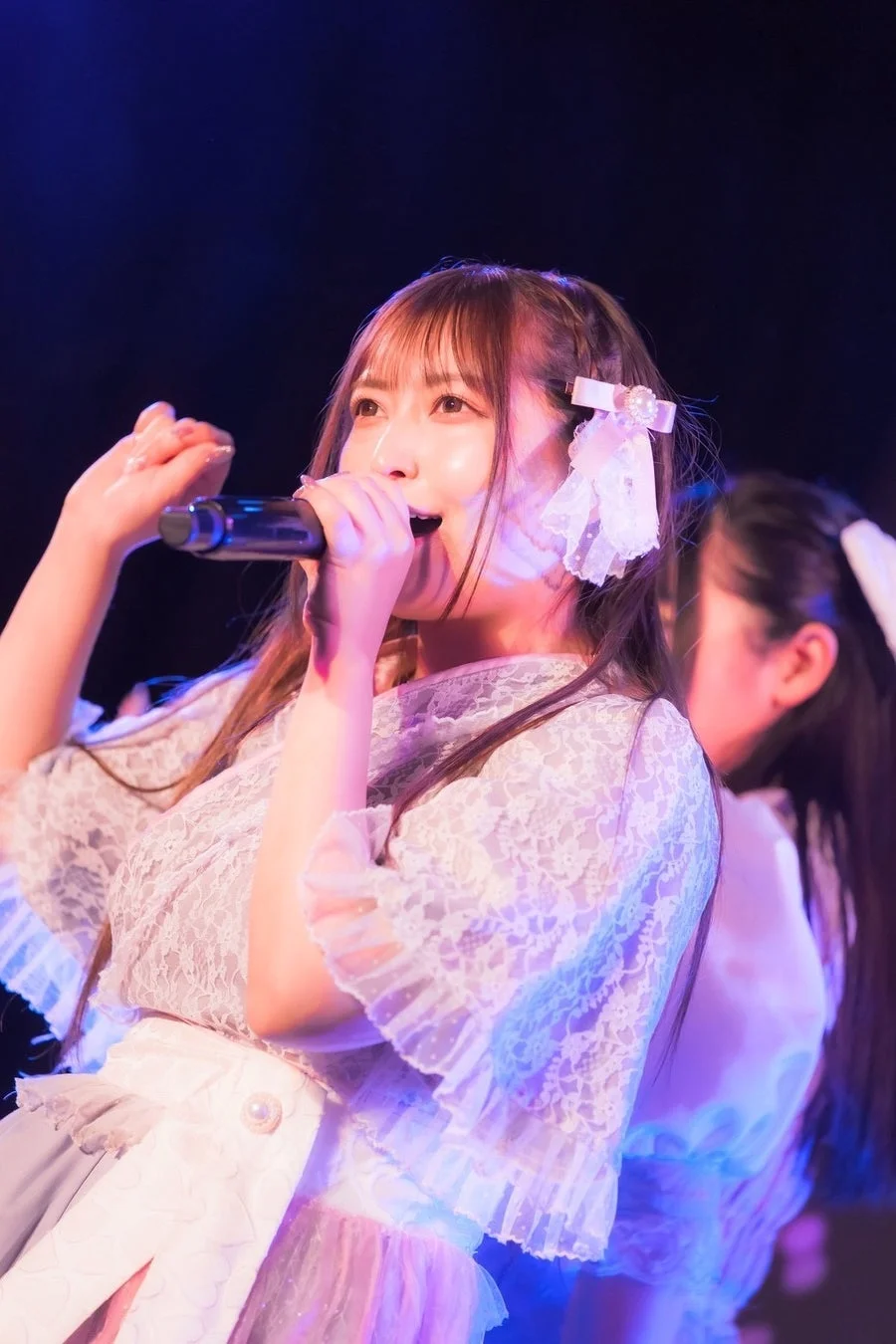 白いレース衣装のメンバー