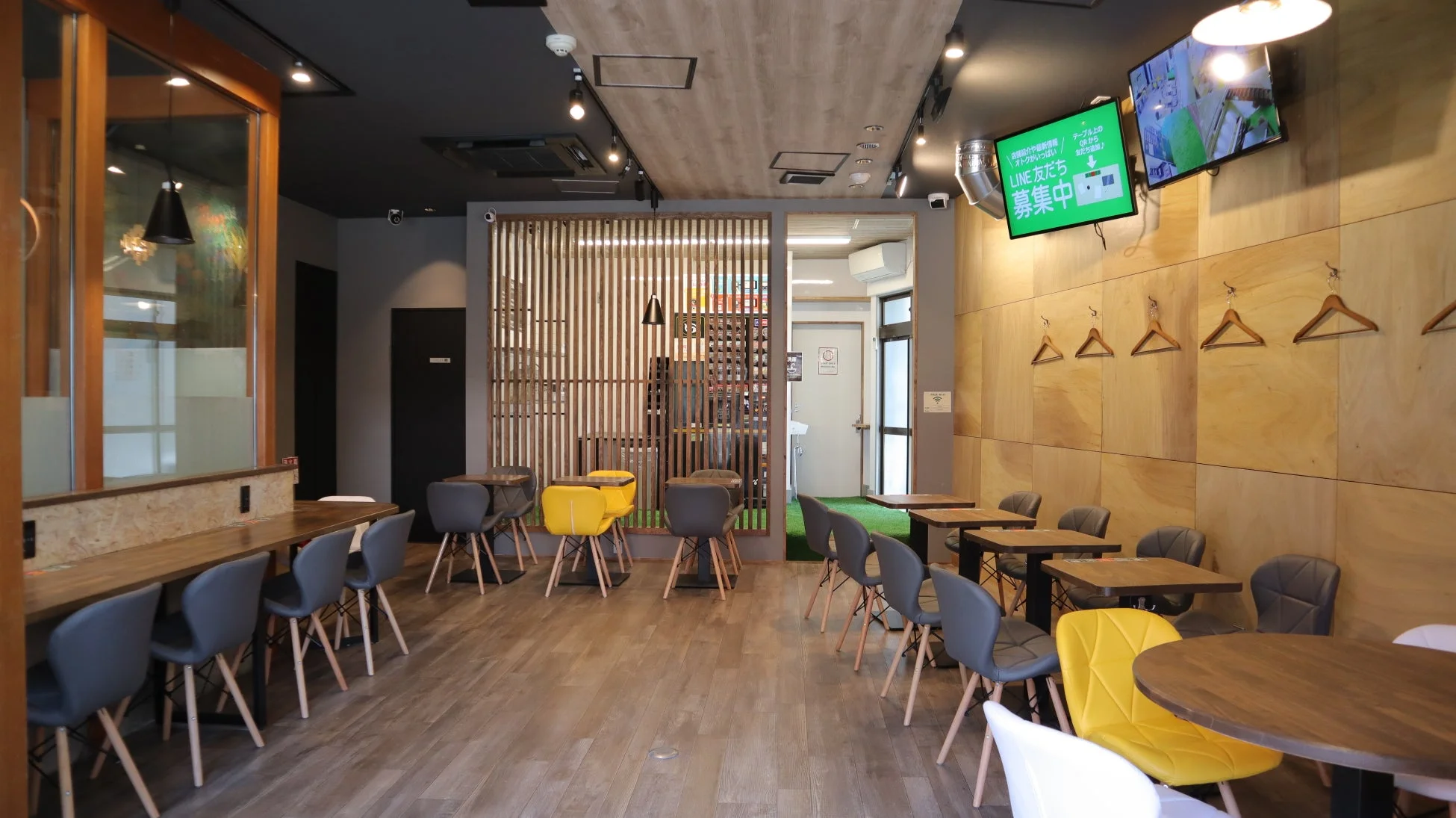 モダンな雰囲気のカフェ店内