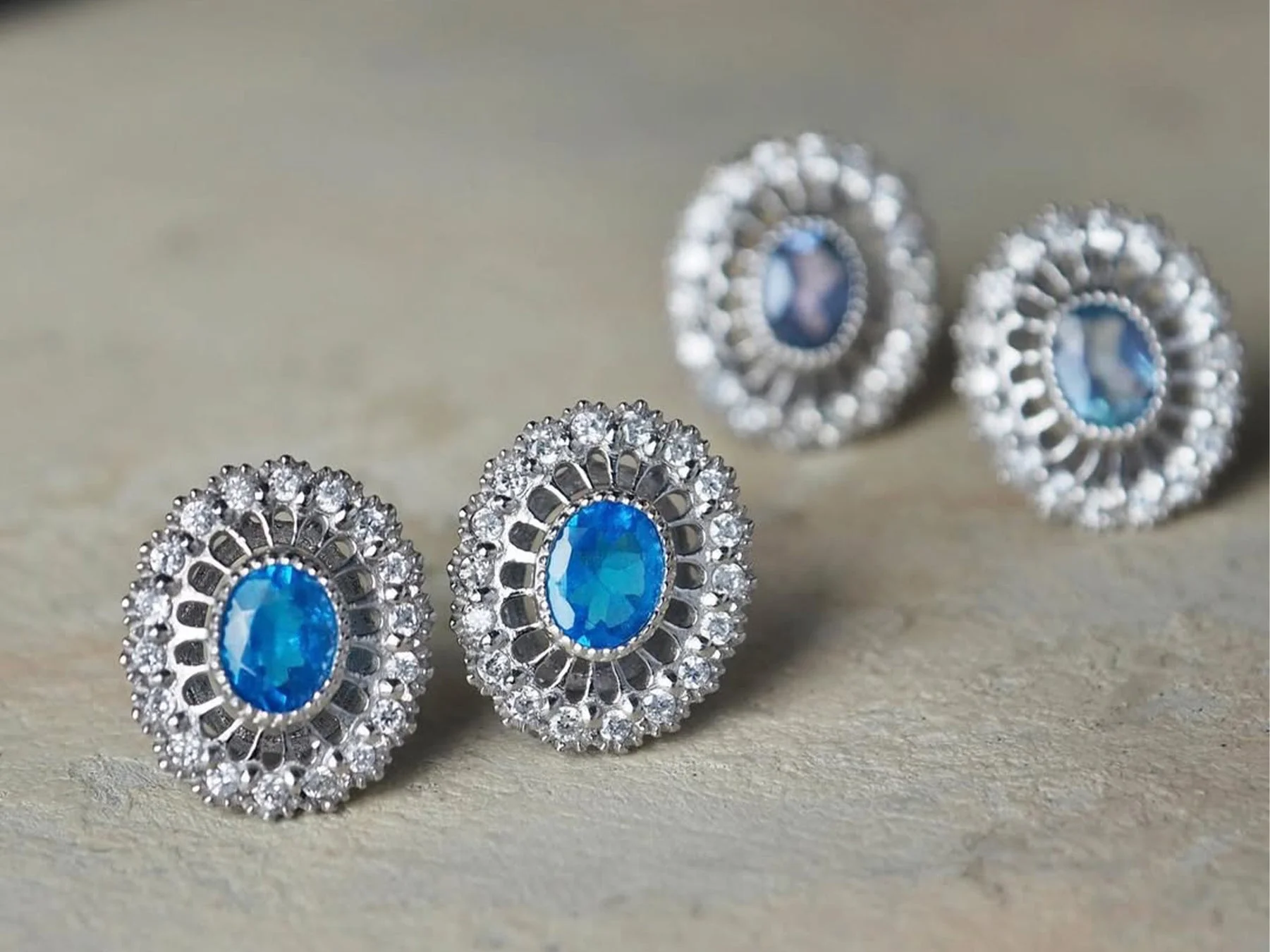 青い宝石のイヤリング