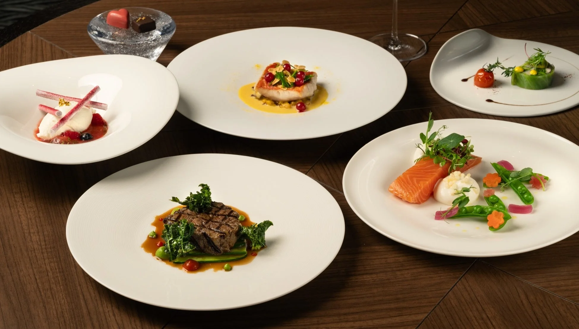 会席料理、フルコース、フレンチ、イタリアン、洋食、高級料理、レストラン、ディナー、ランチ、美食、盛り付け、ステーキ、サーモン、魚料理、デザート、前菜、肉料理、野菜、カラフル