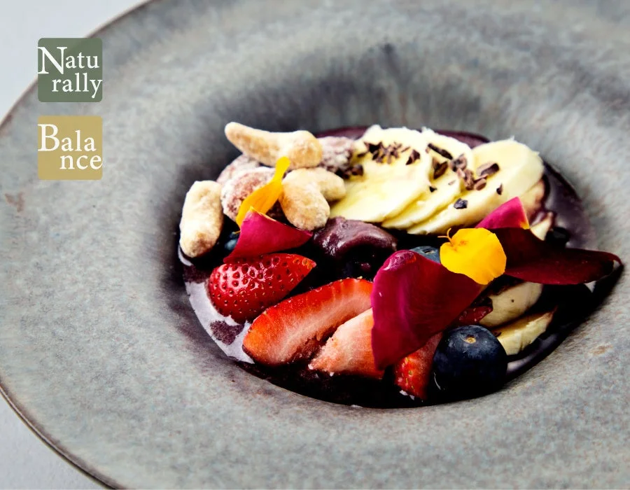 バナナ、いちご、ブルーベリー、ナッツが彩り豊かなアサイーボウル