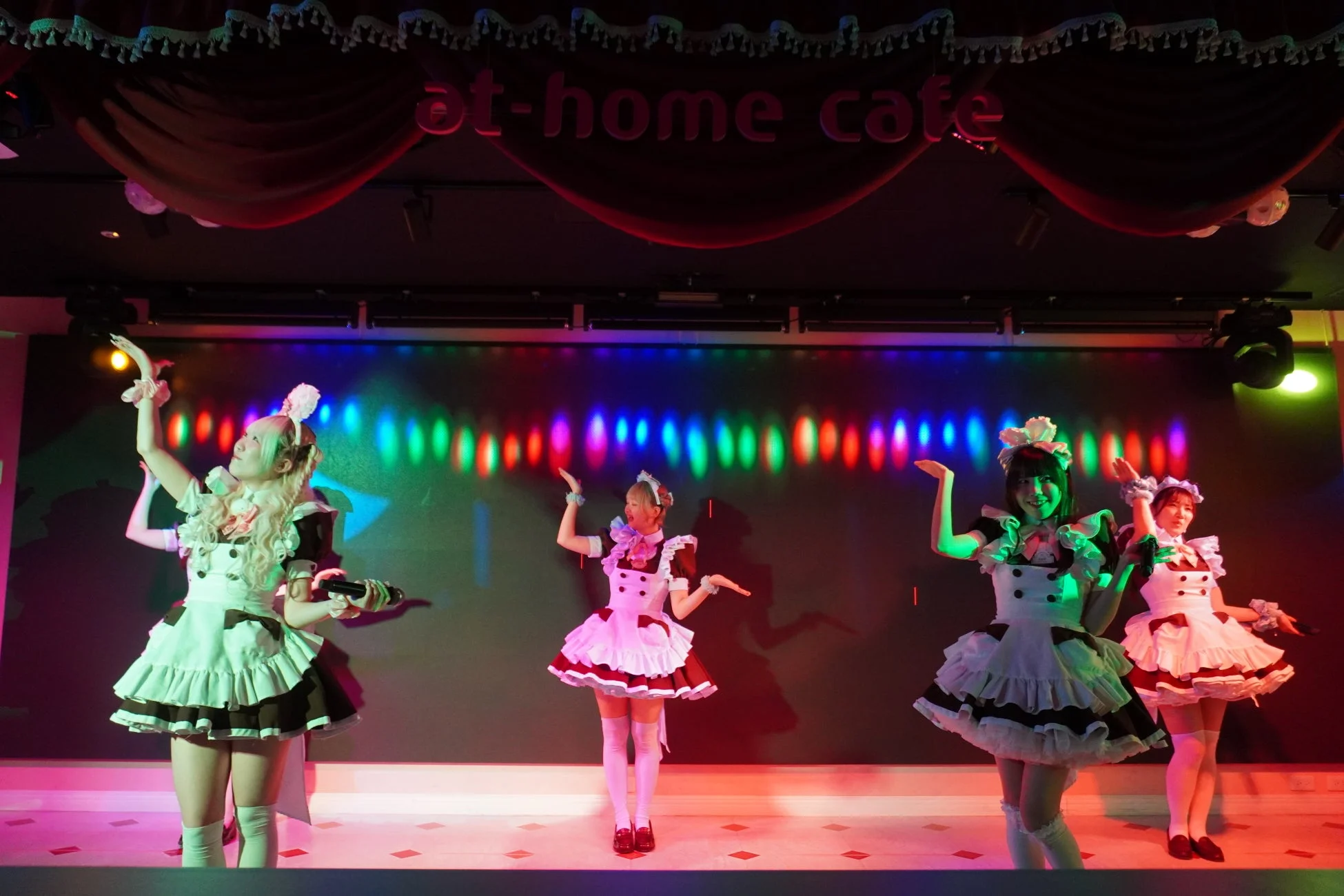 メイドカフェのライブパフォーマンス