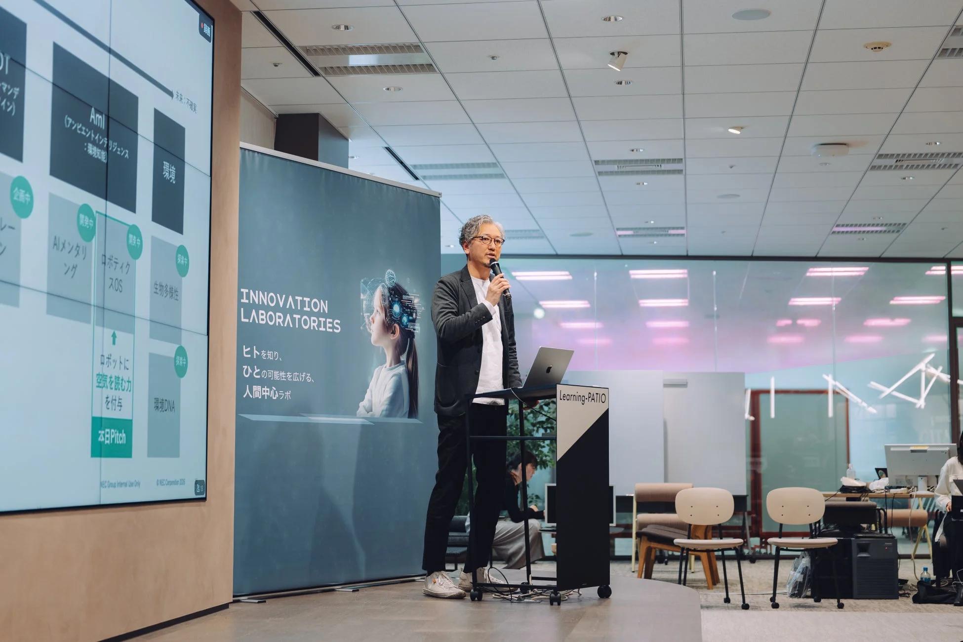 プレゼンテーション中の登壇者