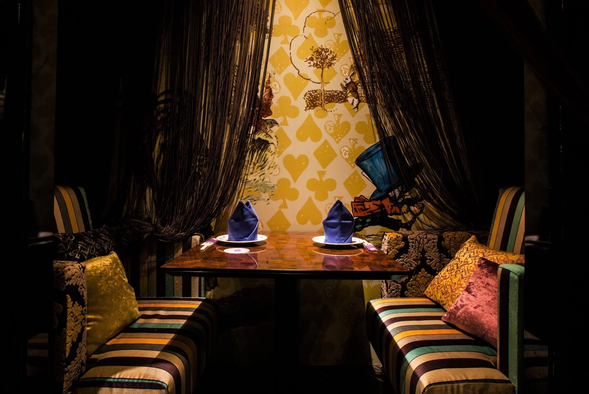 アリスの世界観のブース席