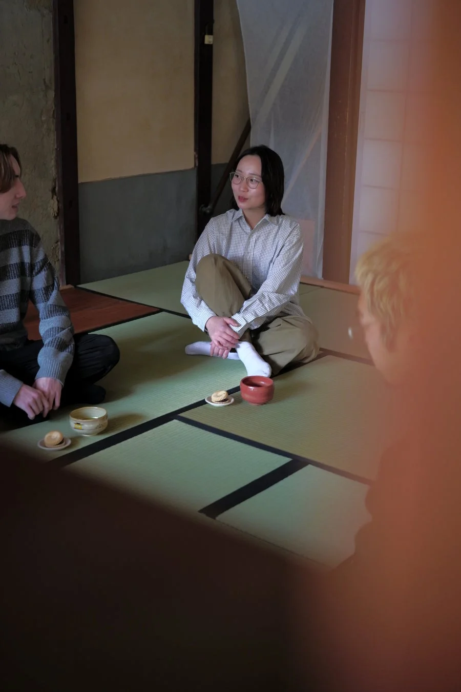 和室、畳、茶碗、和菓子、会話