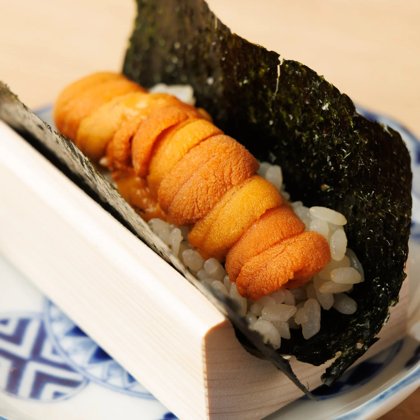 新鮮なウニの手巻き寿司